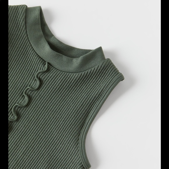• Zara • Seamless Ruffly Rib Top - Picture 3 of 4